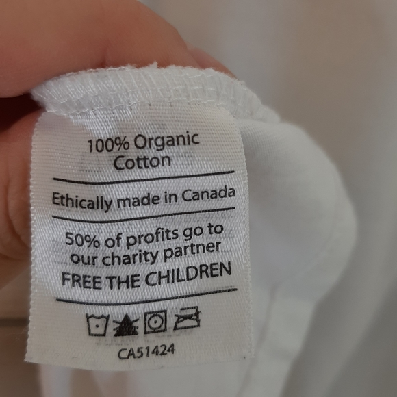 ME to WE Ghandi Tshirt IT STARTS With one - Picture 5 of 5